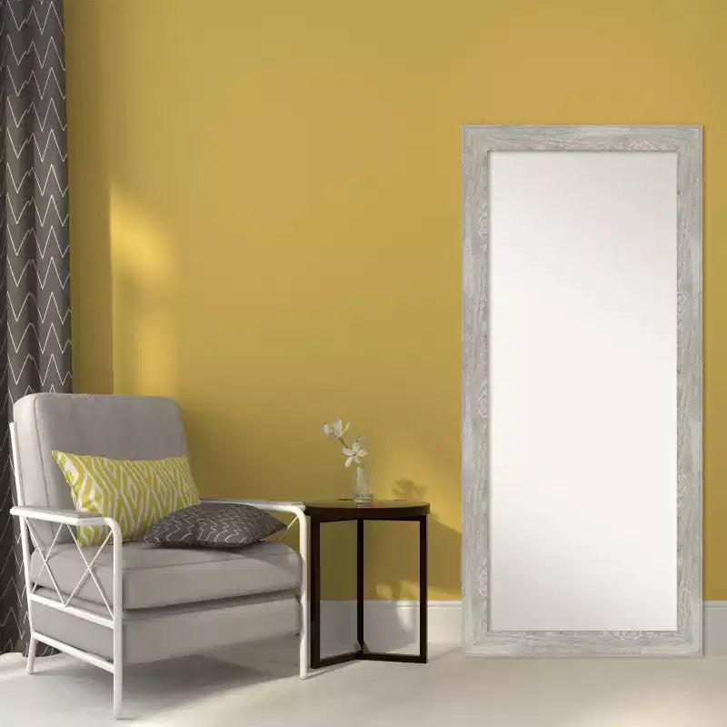 Miroir de plain-pied/inclinable encadré gris tourterelle de 30 po x 66 po - : Cadre en bois rustique, peut être fixé au mur