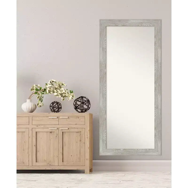 Miroir de plain-pied/inclinable encadré gris tourterelle de 30 po x 66 po - : Cadre en bois rustique, peut être fixé au mur