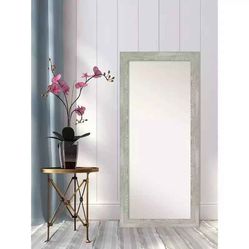 Miroir de plain-pied/inclinable encadré gris tourterelle de 30 po x 66 po - : Cadre en bois rustique, peut être fixé au mur