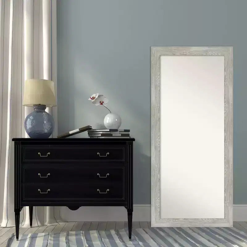 Miroir de plain-pied/inclinable encadré gris tourterelle de 30 po x 66 po - : Cadre en bois rustique, peut être fixé au mur