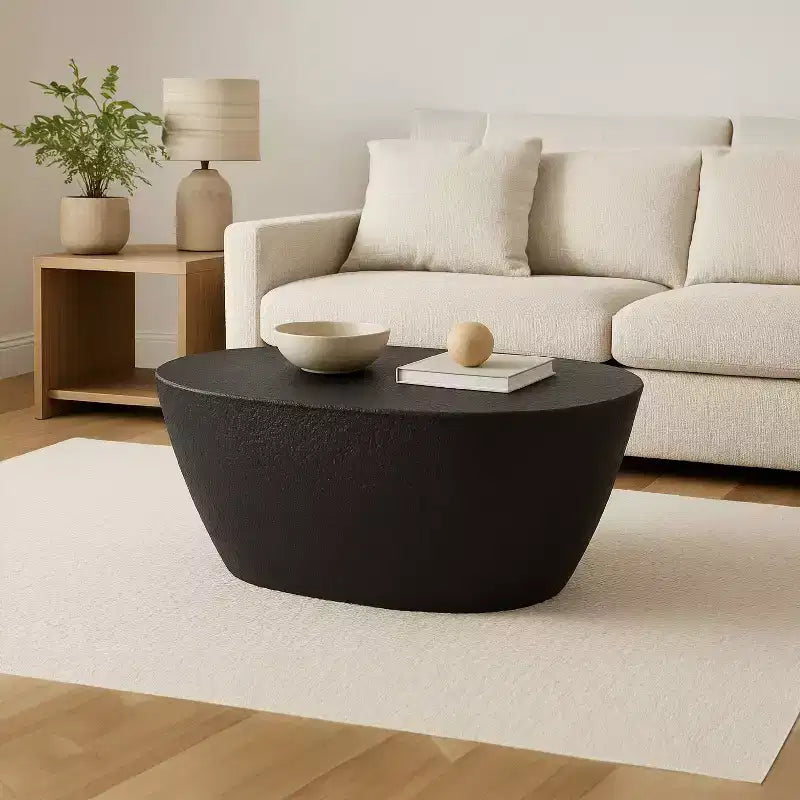 Table basse 36" - Design martelé fait main - Structure sculpturale en aluminium noir mat