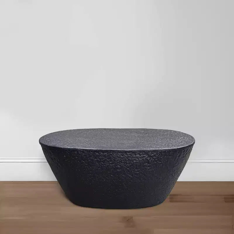 Table basse 36" - Design martelé fait main - Structure sculpturale en aluminium noir mat