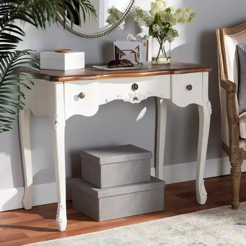 Console 3 tiroirs Sophie Small : Détails sculptés, poignées en laiton